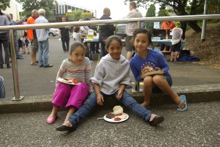 Kalani, Langihiva and their cousin are all pleased to be with their Dad, Willy Tuhega, helping make everyone smile!